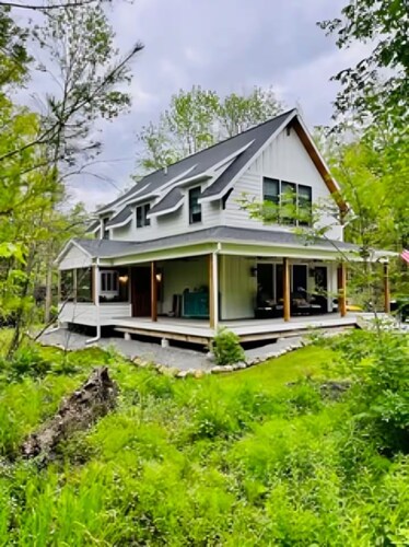 Walk to Lake, Hot Tub, Beach, Boat launch, fire pit, marina, lake access, creek.