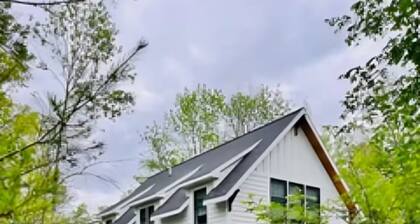 Walk to Lake, Hot Tub, Beach, Boat launch, fire pit, marina, lake access, creek.