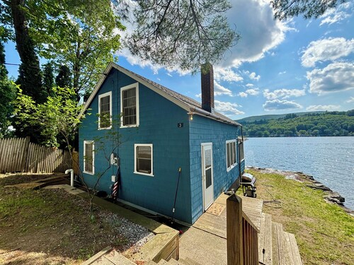 Rustic 4-bedroom cabin with WiFi, AC in charming Alton Bay on Lake Winni.