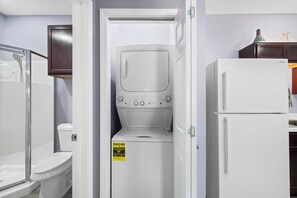 Towels, soap, toilet paper - Keep it simple at this peaceful and centrally-located place (Houston)