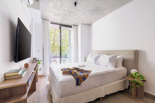 Caja de seguridad en la habitación y tabla de planchar con plancha