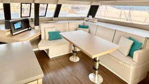Een modern interieur met een zithoek, een kleine tafel en een bedieningspaneel.