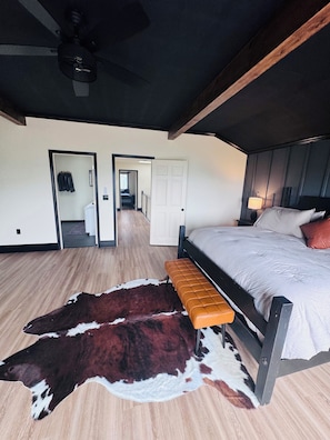 3 slaapkamers, een strijkplank/strijkijzer, reisbedje, gratis wifi