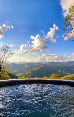 Outdoor spa tub - Dual Peaks Gem $1M Sharp Views /HOT TUB & WiFi (Tuckasegee)
