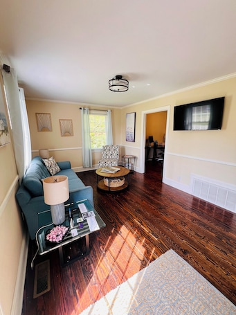 Smart TV, computer monitors. Suite Retreat - 3 Bed Traveler's Cottage w/ Office
