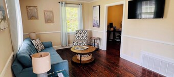 Suite Retreat - 3 Bed Traveler's Cottage w/ Office