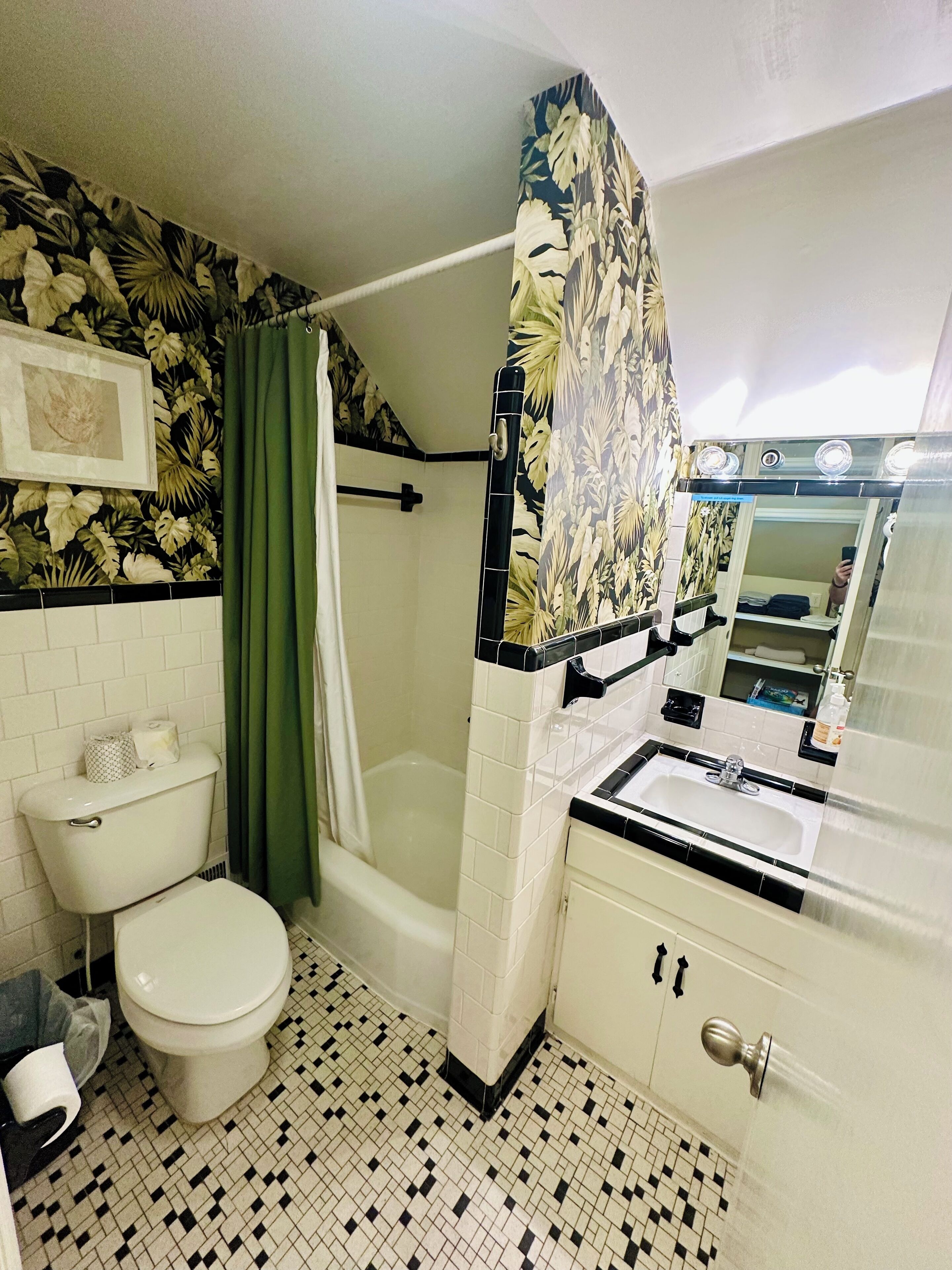 Haartrockner, Handtücher, Seife, Toilettenpapier