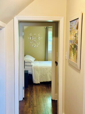 3 bedrooms, desk, iron/ironing board, WiFi - Suite Retreat - 3 Bed Traveler's Cottage w/ Office (Littleton)