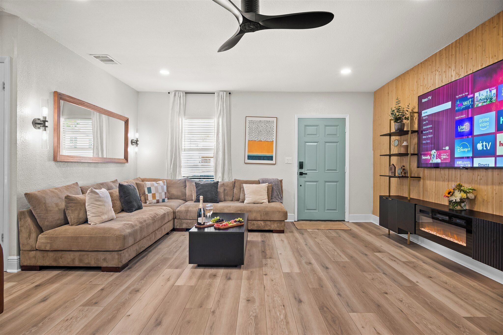 Een smart-tv, een open haard, videogames en tafelvoetbal