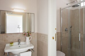 Dusche, Haartrockner, Bidet, Handtücher