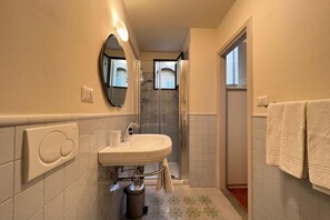 Douche, sèche-cheveux, bidet, serviettes fournies