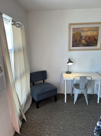 Interior. Two Queen bed remodeled studio with fast WiFi in Fillmore