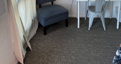 Two Queen bed remodeled studio with fast WiFi in Fillmore