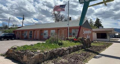 Two Queen bed remodeled studio with fast WiFi in Fillmore