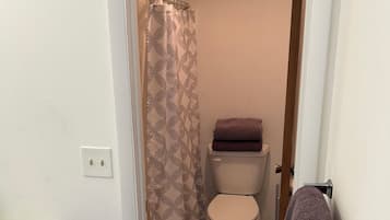 SĂšche-cheveux, serviettes fournies, savon, papier toilette