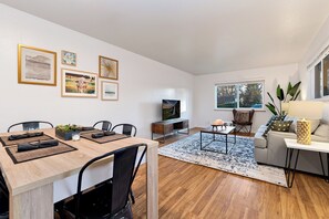 Lejlighed - flere senge - terrasse - udsigt til have (1020 Garfield St. (Suite 4,5,6)) | Spiseområde
