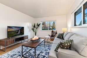 Lejlighed - flere senge - terrasse - udsigt til have (1020 Garfield St. (Suite 4,5,6)) | Opholdsområde | 50-tommers fladskærms-tv med digitale kanaler