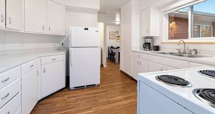 Orchard Flats Perfect Group Stay w/ Yard and BBQ