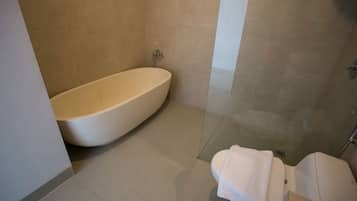 Junior-Suite, Meerblick | Badezimmer | Kostenlose Toilettenartikel, Haartrockner, Hausschuhe, Handtücher