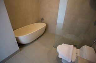 Artículos de tocador gratuitos, secador de pelo, pantuflas, toallas