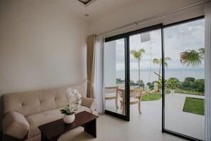 Suite – junior, havutsikt | Blendingsgardiner, strykejern/-brett og wi-fi (inkludert)