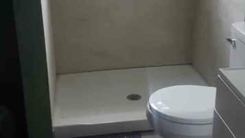 Douche, serviettes fournies, savon, shampoing