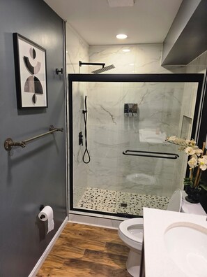 Een douche, een haardroger, handdoeken, zeep
