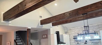 Luxurious 4 bedroom home, 2 minute walk to the iconic. Churchill Downs!