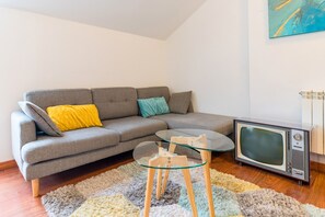 TV - Apartment 'Fabuloso' with Mountain View, Shared Pool and Wi-Fi (Cantabria)
