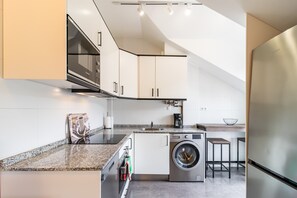 Réfrigérateur, micro-ondes, four, plaque de cuisson