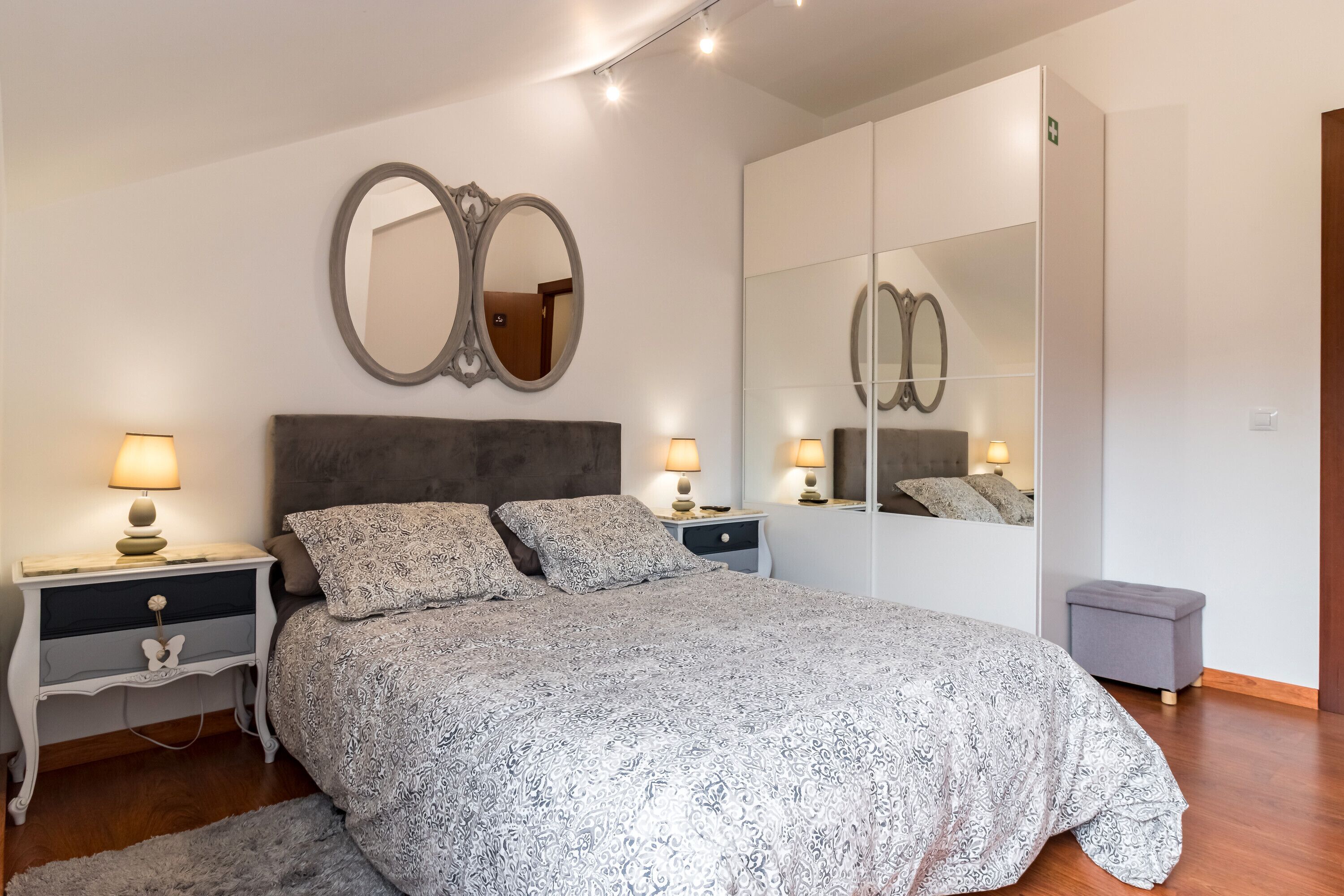 2 slaapkamers, een strijkplank/strijkijzer, gratis wifi, beddengoed