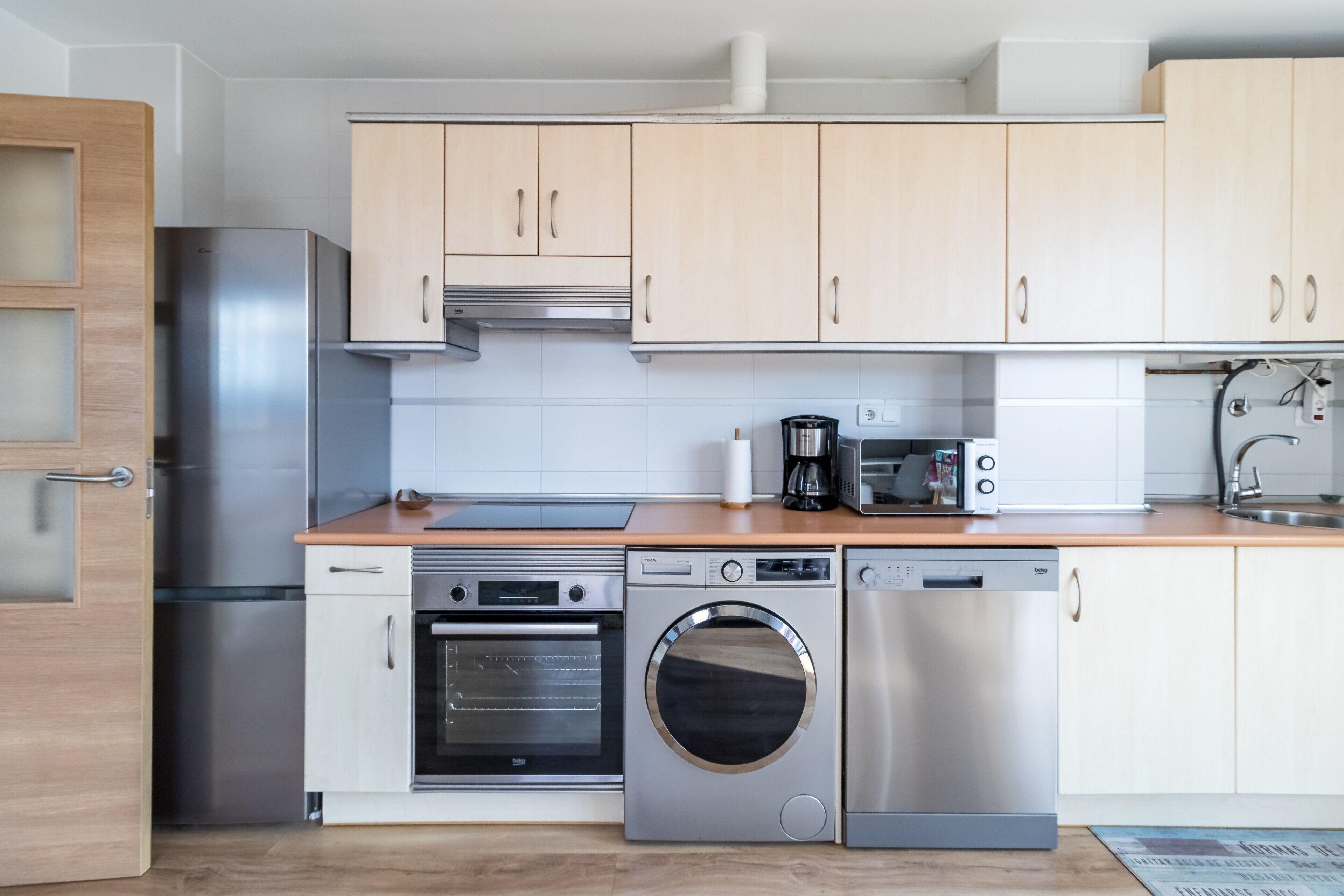 Een koelkast, een microgolfoven, een oven, een kookplaat