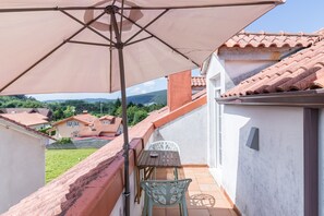 Outdoor dining - Apartment 'Romántico Con Piscina' with Mountain View, Shared Pool and Wi-Fi (Cantabria)