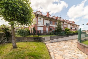 Exterior - Apartment 'Romántico Con Piscina' with Mountain View, Shared Pool and Wi-Fi (Cantabria)