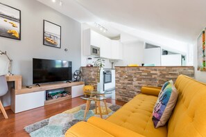 TV - Apartment 'Romántico Con Piscina' with Mountain View, Shared Pool and Wi-Fi (Cantabria)