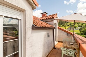 Outdoor dining - Apartment 'Romántico Con Piscina' with Mountain View, Shared Pool and Wi-Fi (Cantabria)