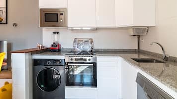 Frigorifero, microonde, forno, piano cottura