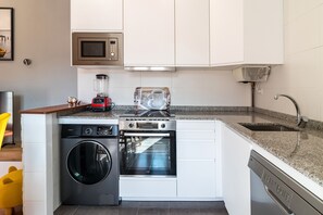 Frigorífico, microondas, horno y placa de cocina