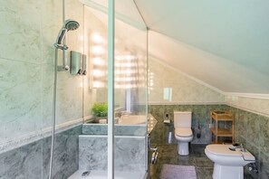 Douche, sèche-cheveux, serviettes fournies