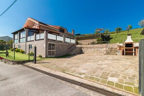 Property grounds - Holiday Home 'La Centinela' with Mountain Views, Private Pool and Wi-Fi (Miengo)