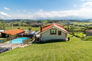 Pool - Holiday Home 'La Centinela' with Mountain Views, Private Pool and Wi-Fi (Miengo)