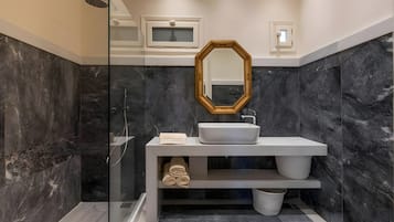 Douche, sĂšche-cheveux, serviettes fournies