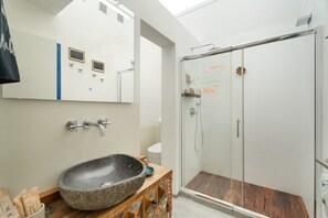 Douche, séchoir à cheveux, serviettes fournies