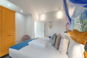 Un dormitorio con cama, armario, silla y decoración en la pared.