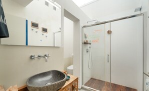 Een douche, een haardroger, handdoeken