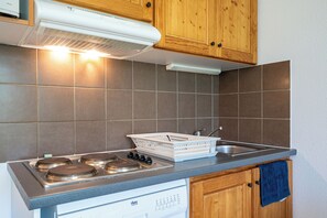 Fridge, microwave, stovetop, dishwasher - Apartment 'Neptune' with Mountain View and Balcony (Albiez-Montrond)