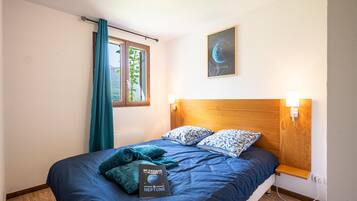 2 bedrooms, bed sheets