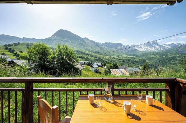 Outdoor dining - Apartment 'Neptune' with Mountain View and Balcony (Albiez-Montrond)