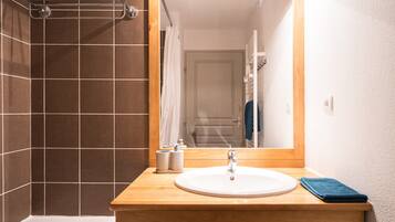 Douche, serviettes fournies