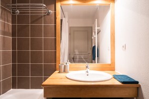Douche, serviettes fournies
